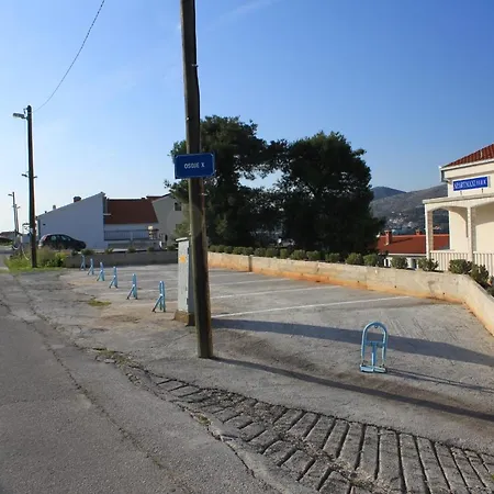 Seaside With A Swimming Pool Okrug Donji, Ciovo - 8664 特罗吉尔