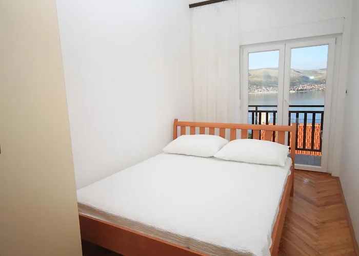 Seaside With A Swimming Pool Okrug Donji, Ciovo - 8664 Apartamento *